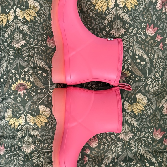 Hunter Women’s Bright Pink Rain Boots (Like New) - Picture 5 of 10